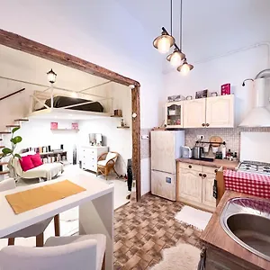 New Flower Garden Apartman